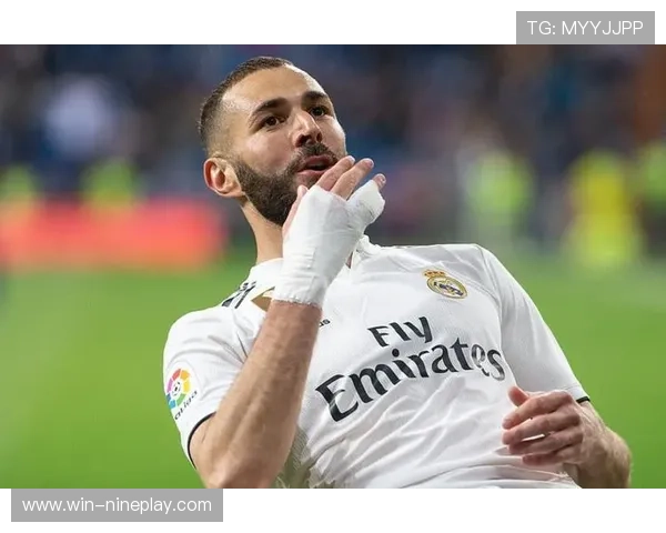 追溯绿茵场辉煌记忆足球上古球星的传奇与风采